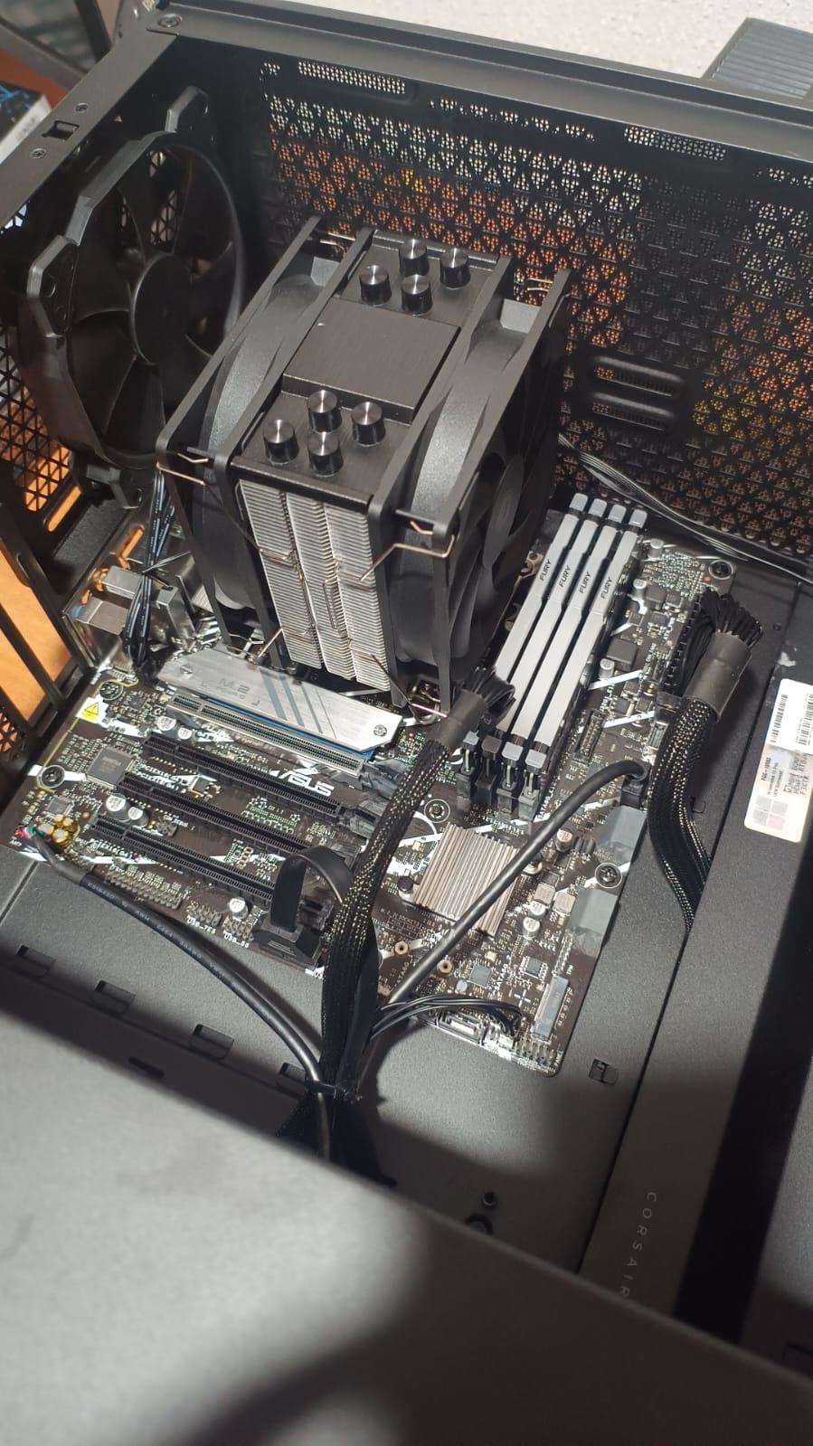 Interior de una PC en armado: disipador de doble ventilador, memorias Kingston Fury y cables mallados sobre placa ASUS