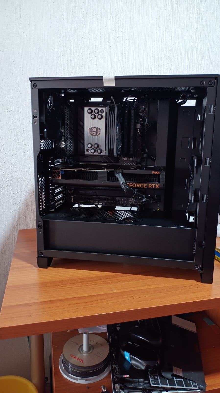 PC de gama alta terminada en gabinete Corsair, con tarjeta gráfica GeForce RTX ProArt y disipador Cooler Master