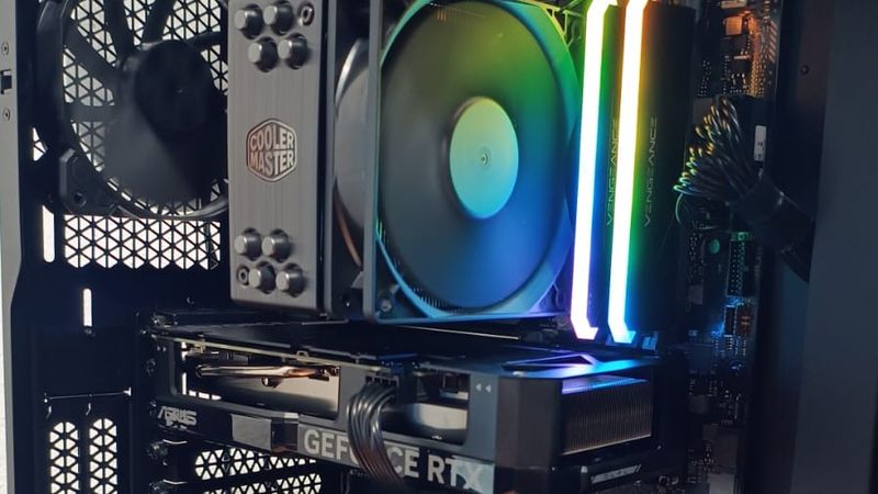 PC de gama alta armada en el taller, con tarjeta gráfica GeForce RTX, disipador Cooler Master y memorias con iluminación RGB