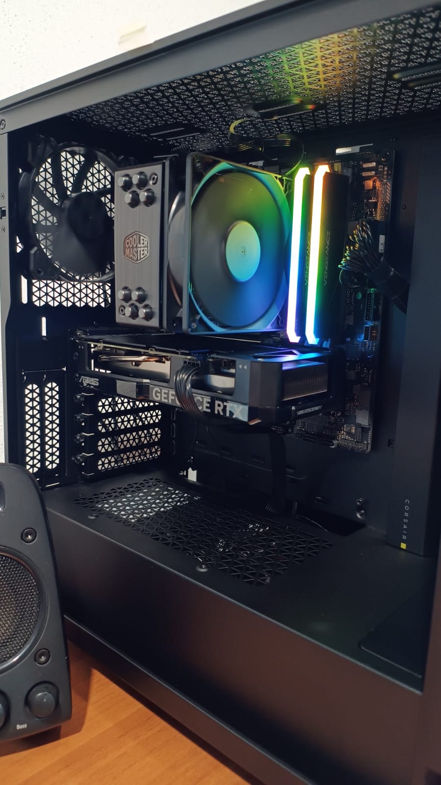 PC de gama alta armada en el taller, con tarjeta gráfica GeForce RTX, disipador Cooler Master y memorias con iluminación RGB