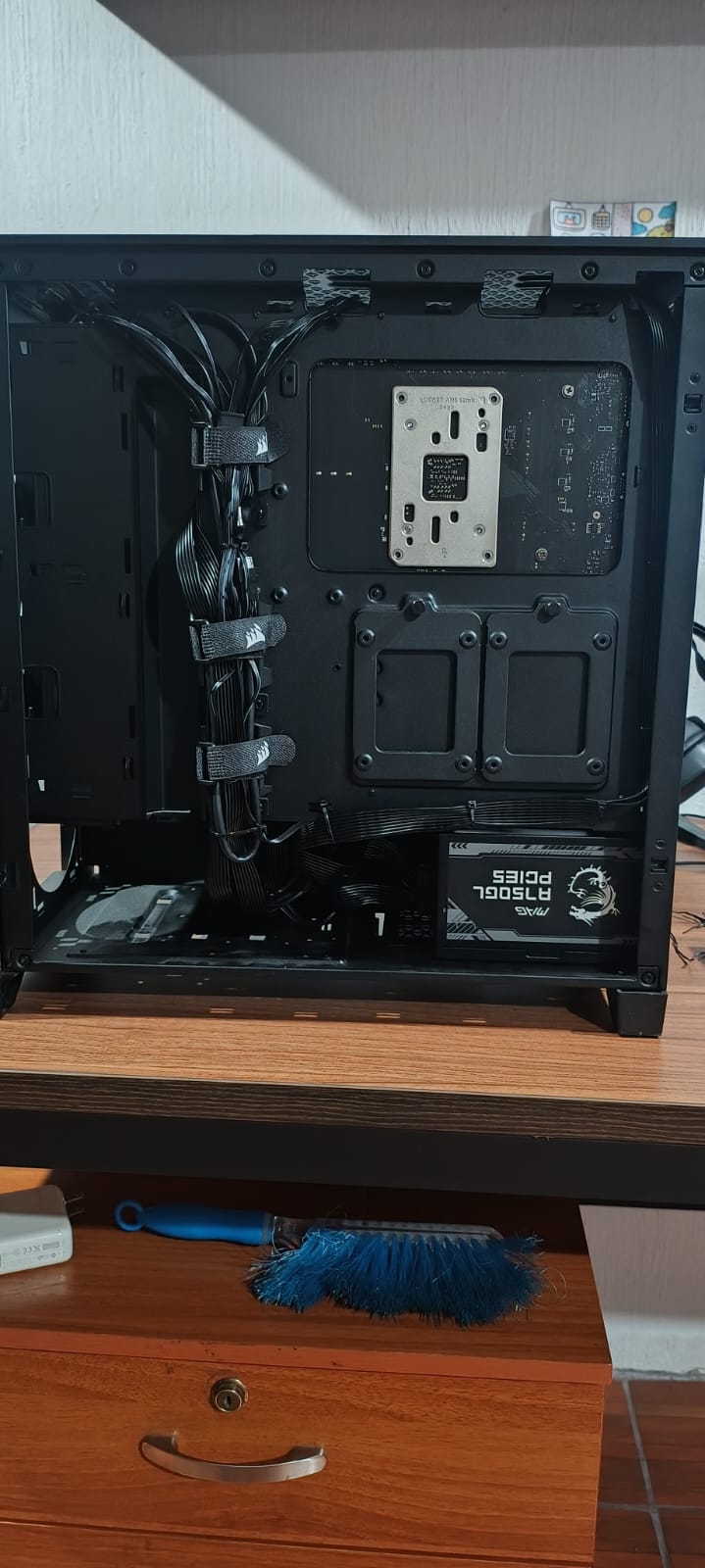 Parte trasera de un gabinete con los cables organizados y sujetos con cintas de velcro